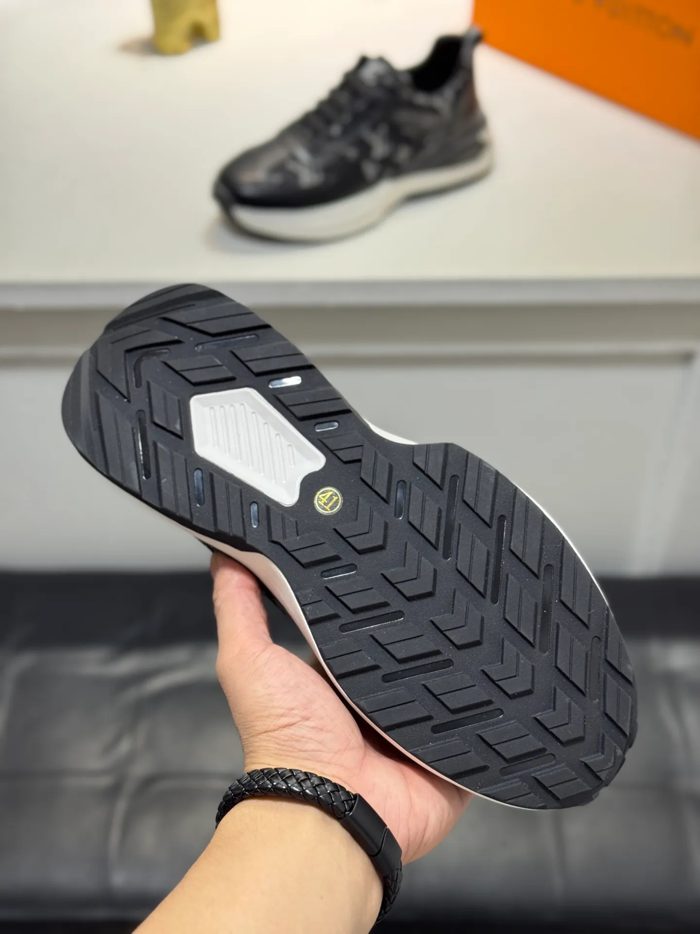 Men's shoes 💰440 [New style] 🐛🐛Top original Louis Vuitton®️ trendy and fashionable yet low-key men's casual shoes, LV cowhide leather upper with denim, comfortable and breathable, sheepskin lining, original rubber outsole, 2 colors available ~ a must-have for stylish men. Size: 38-44 (45 customized